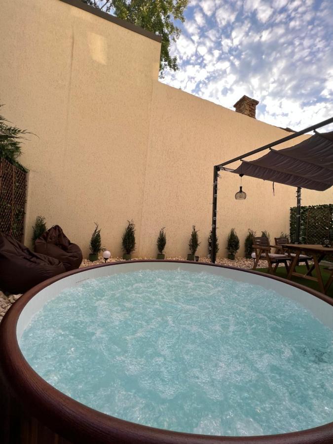 Apartmán Downtown Hidden Garden With Jacuzzi In Bukurešť Exteriér fotografie