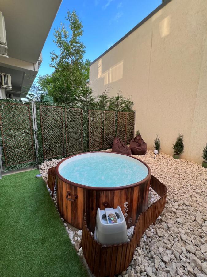 Apartmán Downtown Hidden Garden With Jacuzzi In Bukurešť Exteriér fotografie