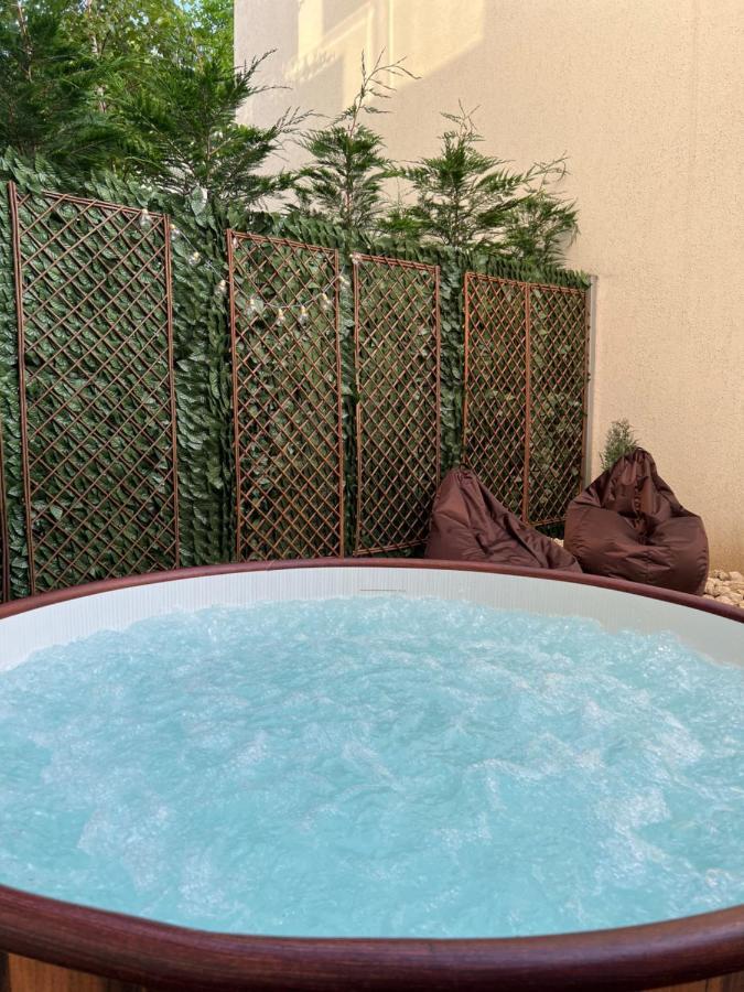 Apartmán Downtown Hidden Garden With Jacuzzi In Bukurešť Exteriér fotografie