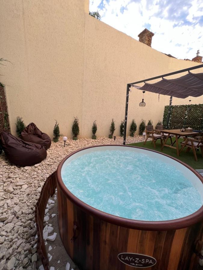 Apartmán Downtown Hidden Garden With Jacuzzi In Bukurešť Exteriér fotografie