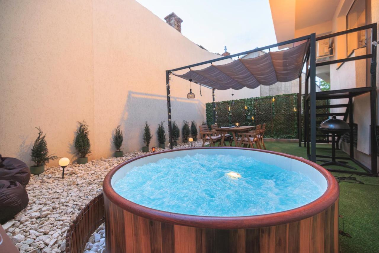 Apartmán Downtown Hidden Garden With Jacuzzi In Bukurešť Exteriér fotografie