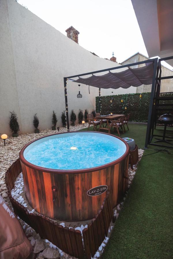 Apartmán Downtown Hidden Garden With Jacuzzi In Bukurešť Exteriér fotografie